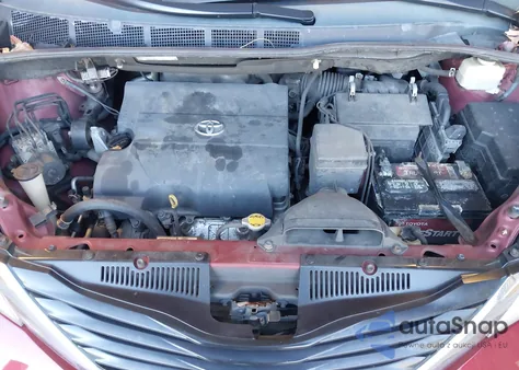 2013 Toyota Sienna Le V6 8 Passenger z USA, uszkodzony, nr VIN 5TDKK3DC6DS384409